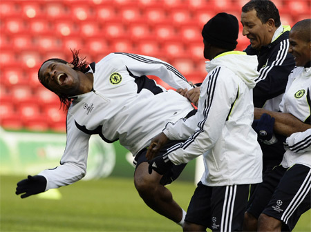 罗马临场应变备战欧冠风云突变休斯敦火箭今晚强势反弹，现场解说直呼：德罗巴关键时刻绝杀的简单介绍